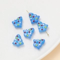 Vista detallada de una cuenta de árbol de Navidad azul cielo con puntos de colores - 2 Piezas/Paquete (15x16.5mm) / Azul