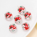 Détail de perles de Noël en verre transparent avec chapeau rouge et motifs à pois colorés - Noël chapeau