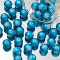 Makro-Detail blauer mattierter Acrylperlen mit weißen Schneeflocken für Weihnachts-DIY-Schmuck - 5 Stück / Blau