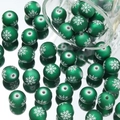 Detailansicht matter grüner Weihnachtsperlen mit Schneeflocken aus einem Glas - 5 Stück / Grün