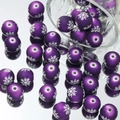 Makroaufnahme von 16mm lila Frostperlen mit weißen Schneeflocken für Weihnachts-DIY-Schmuck - 5 Stück / Lila