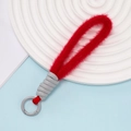 Detail van rode pluizige pluche sleutelhanger met grijs koord en een ronde haak - Rode Pluche Met Grijze Ring (02)
