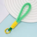Macro-opname van groene pluche polsband met gele knoop en ronde metalen haak - Lichtgroene Pluche Met Gele Ring (03)