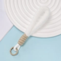 Detail van witte pluche polsband met kaki gevlochten koord en metalen veerring voor tassen - Witte Pluche Met Khaki Knoop (04)