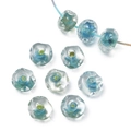 Dettaglio macro di perle di vetro irregolari da 12mm con trama a spirale blu e verde - Ciano