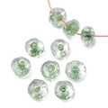 Vista macro di perle di vetro a onde verde chiaro da 12 mm con motivi floreali fatti a mano - Verde