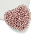 Dettaglio di perle acriliche rosa a goccia in un vassoio a cuore per gioielli fai-da-te - 100 Pezzi/Confezione / Perla Artificiale-Rosa Polvere