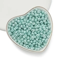 Dettaglio macro di perle in acrilico verde menta lucido in una ciotola a forma di cuore - 100 Pezzi/Confezione / Perla Artificiale-Blu