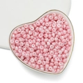 Vista macro di perle acriliche rosa chiaro per gioielli fai-da-te in piatto a cuore - 100 Pezzi/Confezione / Perla Artificiale-Rosa