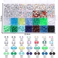 Vista macro de la caja de 24 compartimentos con cuentas de letras y de agujero grande - Kit de cuentas de letras y agujero grande de 28 rejillas / Serie Azul y Verde