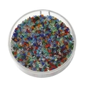 Dettaglio macro di perle di vetro sfaccettate colorate da 2mm in una scatola tonda - Vetro Trasparente - Mix Casuale