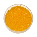 Dettaglio di perle triangolari in vetro giallo da 2mm in un contenitore di plastica - Vetro Trasparente - Giallo Arancio
