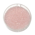Dettaglio macro di perline di vetro triangolari rosa da 2mm in una custodia rotonda - Vetro Trasparente - Rosa