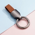 Nahaufnahme brauner Leder-Schlüsselanhänger mit dunkelgrauem Legierungs-Karabinerring - Gunmetal Braun
