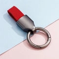 Detail eines roten Wildleder-Schlüsselanhängers mit gunmetal Federring aus Legierung - Gunmetal Rot