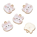 Detalle de cinco colgantes de gato blanco en aleación con toques rosas y bordes dorados - Gato Pequeño (AC3436)