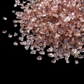 Vue macro de pierres en verre brisé or rose irisé avec éclat métallique sur fond noir - Grand Paquet de 450g / Marron
