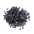 Vue détaillée de fragments de verre noir irréguliers avec texture brillante pour DIY - Gris clair