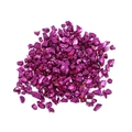 Détail macro de pierres en verre concassé magenta avec fini métallique réfléchissant - Violet foncé