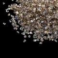 Vue macro de gravier de verre doré champagne iridescent avec reflets arc-en-ciel vifs - Grand Paquet de 450g / Gris-brun