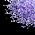 Éclats de verre Aurora violets irisés pour nail art et travaux manuels sur fond noir - Grand Paquet de 450g / Bleu Violet Clair