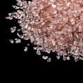 Gros plan sur des éclats de cristal rose irisé pour le nail art DIY et la résine - Grand Paquet de 450g / Rose Orangé