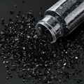 Makroaufnahme von schwarzen Glassteinen, die aus einer Flasche für DIY-Bastelarbeiten fließen - 30ml Flasche / Schwarz