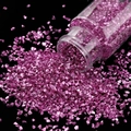Makroaufnahme von metallischem magenta Glassplitt für Bastelarbeiten und Nagelkunst - 30ml Flasche / Dunkelrosa