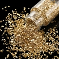 Makrofoto von 30g metallischem Gold-Glasbruch für Bastelarbeiten in einer Klarglasflasche - 30ml Flasche / Gold