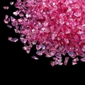 Cristaux de verre pilé rose iridescent pour DIY et nail art sur fond noir élégant - Grand Paquet de 450g / Rouge Rose
