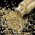 Makroansicht von metallisch goldenen Glaschips für DIY-Harzkunst aus der Flasche gegossen - 30ml Flasche / Hellgold