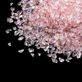 Vue macro de fragments de verre rose irisé irréguliers pour nail art sur fond noir - Grand Paquet de 450g / Rose Sakura