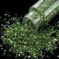 Nahaufnahme von smaragdgrünem Glasbruch für DIY-Bastelarbeiten und Harzfüllungen - 30ml Flasche / Seegrün
