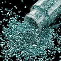 Detailansicht von Glas-Bruchsteinen in Metallic-Mintgrün für DIY-Handwerk und Kunstharz - 30ml Flasche / Himmelblau
