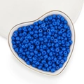 Perline di acrilico blu scuro opaco irregolari in un vassoio di ceramica a cuore bianco - 100 Pezzi/Confezione / Blu scuro