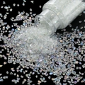 Makro-Detail von schillernden weißen Glassteinen, die aus einer Plastikflasche fallen - 30ml Flasche / Weiß