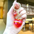 Dettaglio portachiavi a mela rossa con finitura metallica e foglia di strass - Hardware Dorato Mela Galvanizzata / Aurora Rosso
