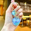 Dettaglio portachiavi a mela blu sfumato con sfere scintillanti e foglie di lusso - Hardware Dorato Mela Galvanizzata / Aurora Blu