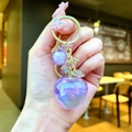 Dettaglio portachiavi a mela viola iridescente con anello dorato e foglia strass - Hardware Dorato Mela Galvanizzata / Aurora Viola