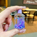 Nahaufnahme einer lila Glitzer-Sternen-Flüssigkeit in einer Mini-Acryl-Flasche Anhänger - Leuchtende Blasenperlen Eimer (Ohne Schlüsselanhänger) / Lila
