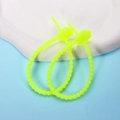 Détail de deux serre-câbles en silicone vert fluo avec motif patte de chat mignon - Patte de chat / 2 Pièces/Ensemble / Vert Fluorescent