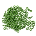 Detalle de pequeños cáncamos cerrados verdes con acabado lacado para manualidades y joyería - Verde