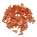 Detalle macro de mini tornillos de ojo naranjas 4x8mm para manualidades y joyería DIY - Naranja