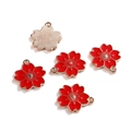 Macro-opname van rode emaille kersenbloesemblaadjes met gouden randen voor DIY sieraden - 10 Stuks/Verpakking (17.8*19.7mm / 1.9mm Gatgrootte) / Rood