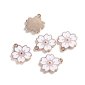 Macro-opname van vijf kersenbloesem hangers van legering met wit emaille en goud - 10 Stuks/Verpakking (17.8*19.7mm / 1.9mm Gatgrootte) / Wit