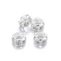 Détail macro de quatre perles d'espacement argentées avec strass pour création de bijoux - Argent