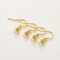 Detalle de cuatro ganchos para pendientes bañados en oro de 18K para joyas DIY - 21x21mm (Pack de 20) / Oro Real de 18K con Conservación de Color