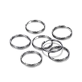 Makroaufnahme von sieben platingrauen flachen Schlüsselringen mit strukturierter Oberfläche - 1.4*25mm / Gunmetal-Schwarz