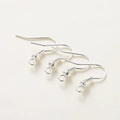 Ganchos para pendientes DIY bañados en plata con detalles de cuentas huecas - 21x21mm (Pack de 20) / Tono Plateado Baño Oro