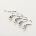 Vista macro de cuatro ganchos para pendientes chapados en oro 18K con muelle para bisutería - 21x21mm (Pack de 20) / Oro Blanco